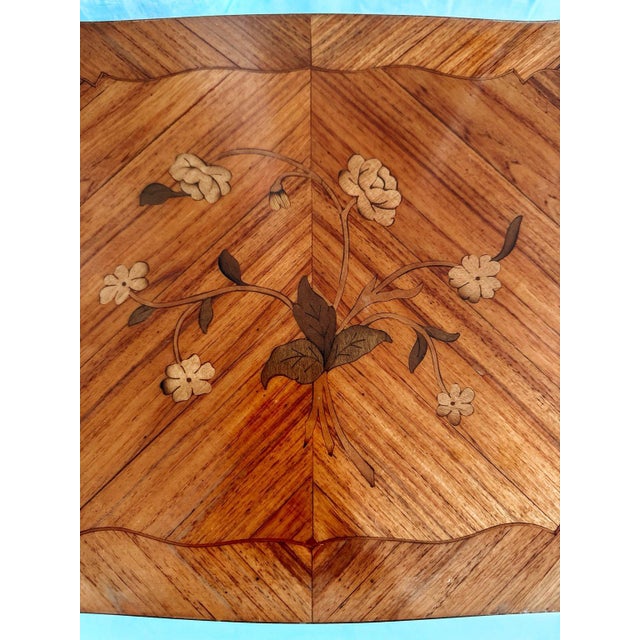 1940s Louis XV French Bedside Tables with Floral Marquetry, 1940s, Set of 2 For Sale - Image 5 of 17