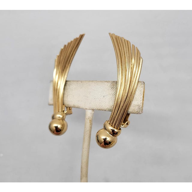 Vintage 1950s Signed Napier Modernist Goldtone Clip Earrings - 2 Pieces For Sale In Philadelphia - Image 6 of 9