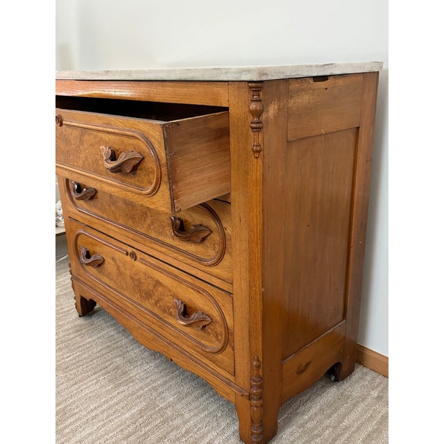Late 19th Century 19th-Century American Victorian Burl Walnut & Tiger Oak Marble Top Chest of Drawers For Sale - Image 5 of 10
