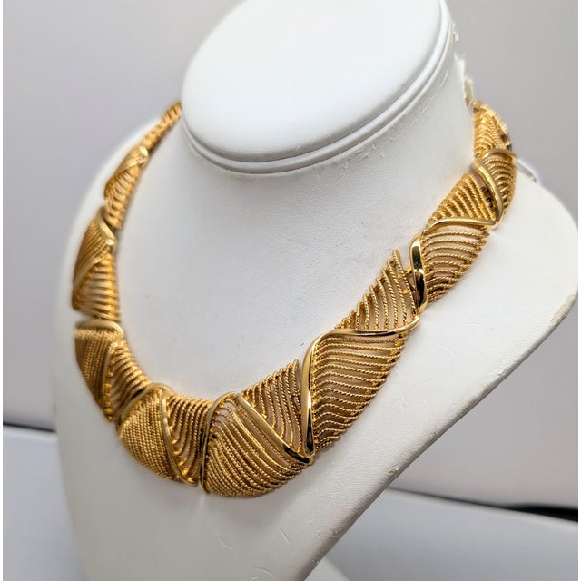 American Vintage Signed Napier Goldtone Openwork Wavy Link Collar Necklace For Sale - Image 3 of 16