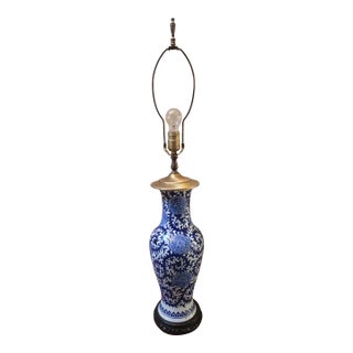 Mid 20th Century Chinoiserie Asian Blue and White Porcelain Vase Table Lamp For Sale