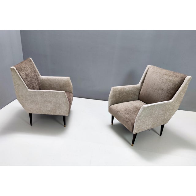 Mid-Century Modern Set of Pearl Grey and Taupe Velvet Armchairs attributed to Carlo De Carli For Sale - Image 3 of 13