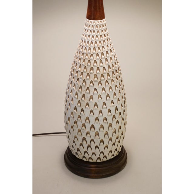 1960s Raymor Italy Large Pinecone Textured Ceramic Pottery Walnut Table Lamp For Sale In Los Angeles - Image 6 of 9