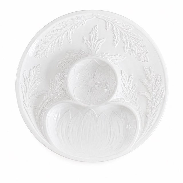 Beautiful late 20th-century Bordallo Pinheiro white ceramic artichoke plate/platter measuring approximately 11 inches in...