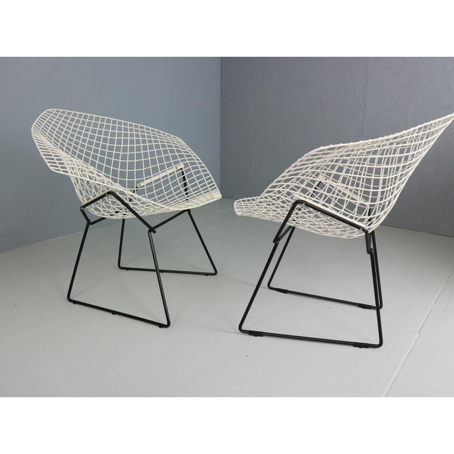 1960s Set of Diamond Chairs in White & Black Metal attributed to Harry Bertoia, 1960s For Sale - Image 5 of 18