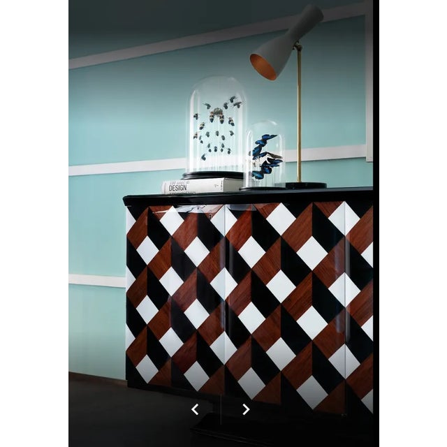 freely inspired by a model of the last century, wormhole, as in astronomy, is the space-time tunnel that connects a...