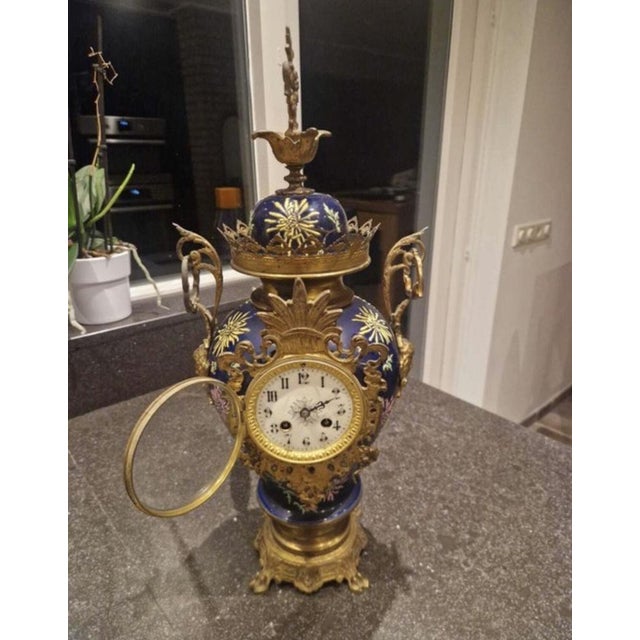 Mantel Clock in Bronze and Ceramic, in Very Good conditions. Designed before 1890
