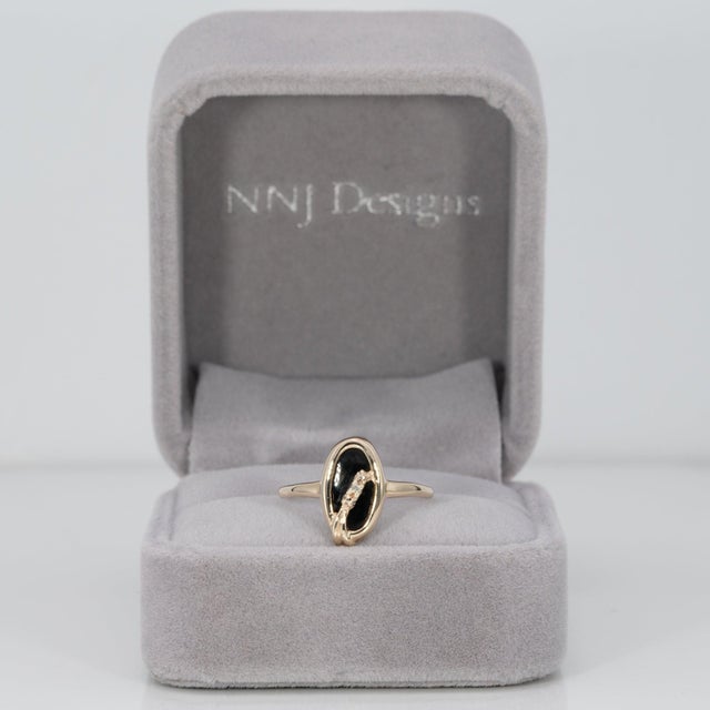 Modern Black Onyx Estate Ring With Earth-Mined Diamond Accent in Solid 10k Gold, Oval, Size 6 For Sale - Image 3 of 9