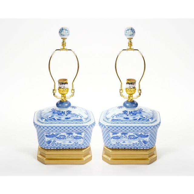 Chinoiserie 20th Century White/Blue Porcelain Gilt Gold Painted Wood Base Small Table Lamp. For Sale - Image 3 of 12