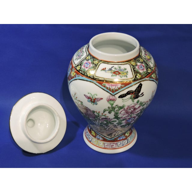 White 1950s Mid-Century Modern Chinoiserie Chinese Familee Rose Porcelain Ginger Jar For Sale - Image 8 of 10