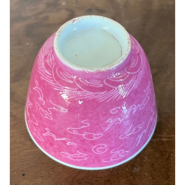 Antique 19th Century Late Qing Chinese Export Monochrome Pink Porcelain Tea Cup With Incised Sgraffito Decoration of Dragons in Clouds For Sale In New York - Image 6 of 15