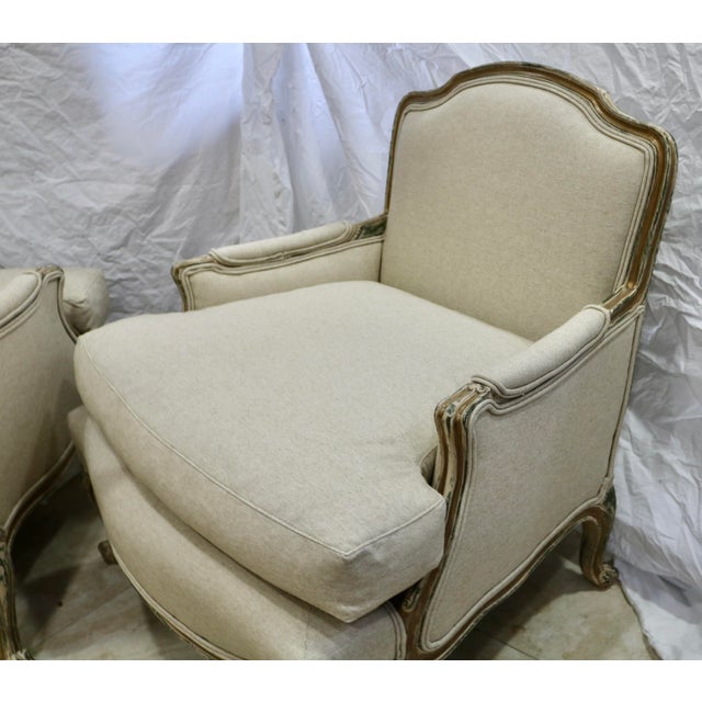 Early 21st Century French Louis XV Bergere Chairs Attributed to Baker Furniture Re-Upholstered in Belgian Natural Linen -a Pair. For Sale - Image 5 of 7