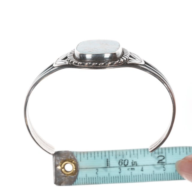 6 7/8" c1940's Navajo stamped silver cuff bracelet with turquoise For Sale - Image 10 of 11