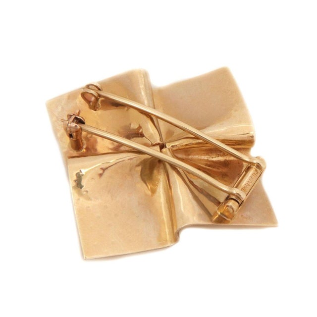 This is a lovely authentic 1950's brooch from Tiffany & Co. It is crafted from 14k yellow gold featuring a fancy square...