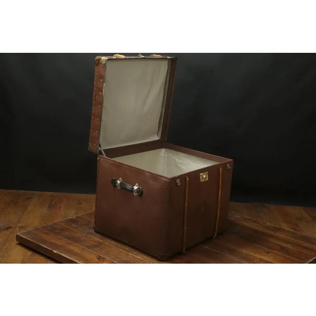 Womens Hat Trunk, in Very Good conditions. Designed 1920 to 1949