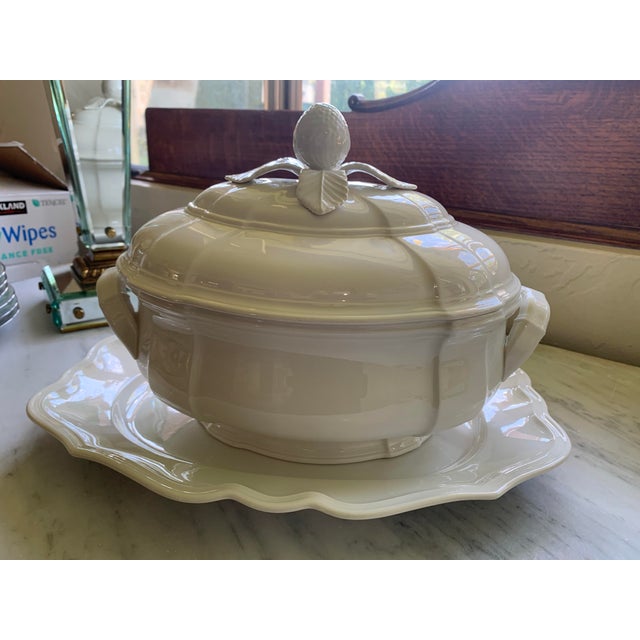 Here we have a vintage oval shape Villeroy & Boch white porcelain soup tureen with lid and matching platter which can be...
