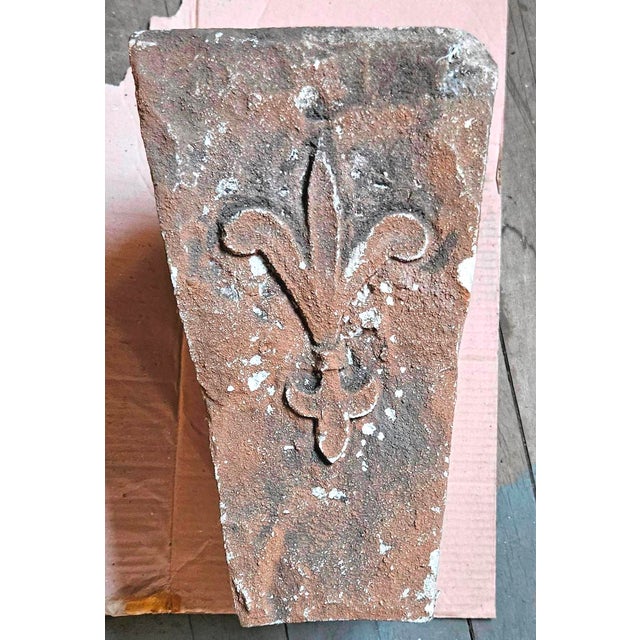 Traditional Antique Brownstone Keystone With Fleur De Lis Motif For Sale - Image 3 of 6