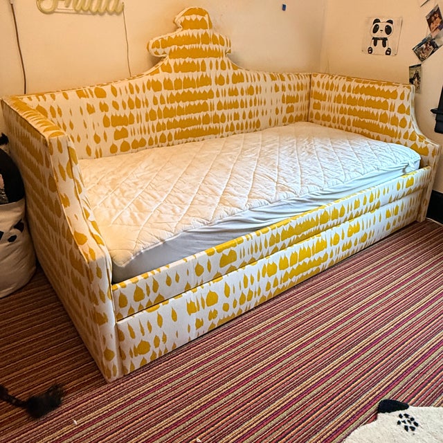 Schumacher "Queen of Spain" Daybed with Trundle Magnificent bed perfect for a bedroom or in an office as a stylish seating...