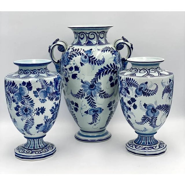Absolutely Antique Beautiful Vases Renowned Delft Manufactory, Delft Hand painted, in blue, original shape. Beautiful plot...