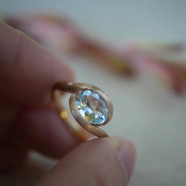 Contemporary Kai Eternal Wave Oval Aquamarine East-West Ring in 14k Yellow Gold, size 5 For Sale - Image 3 of 7