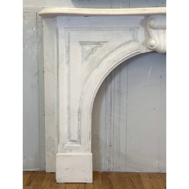 French Early 20th Century Neoclassical White Marble Mantel For Sale - Image 3 of 10