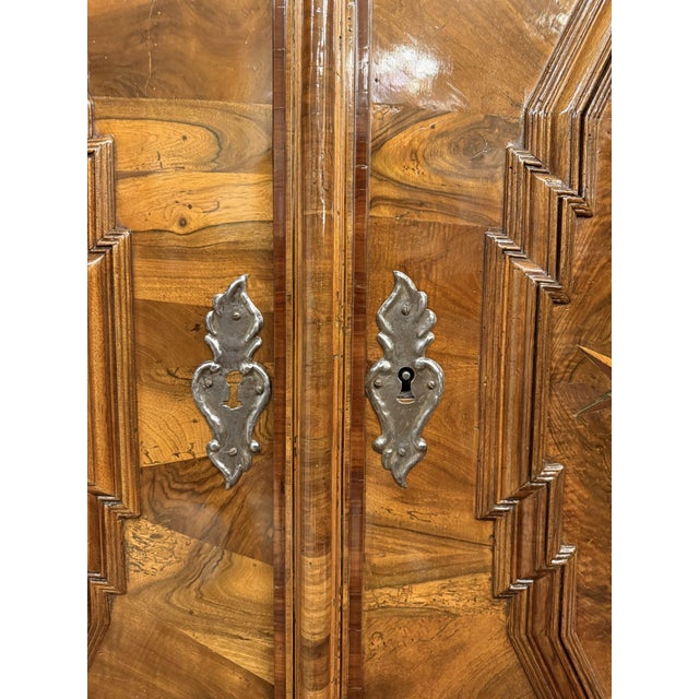 Baroque Chest of Drawers in Oak and Walnut Marquetry, Germany, 1780s For Sale - Image 6 of 8