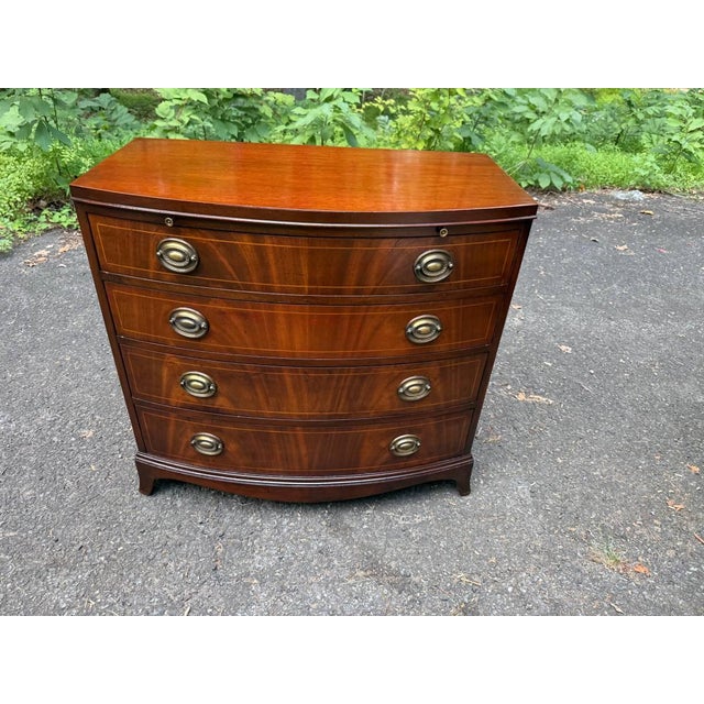 English Late 20th Century Georgian-Style Bowfront Flame Mahogany Chest of Drawers by Baker Furniture. For Sale - Image 3 of 17