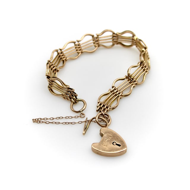 Victorian Late 19th Century Victorian 9k Gold Gate Bracelet With Padlock Heart Clasp For Sale - Image 3 of 8