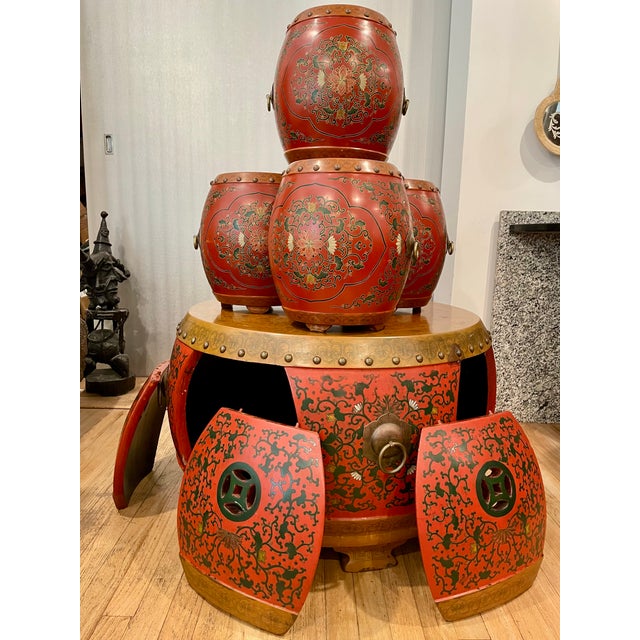 Early 20th Century 5 Piece Chinese Qing Red Coromandel Sake Barrel Drum Table and 4 Stools W/ Brass Ring For Sale In Miami - Image 6 of 12