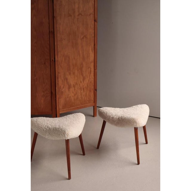 Scandinavian Modern Stools in Oakwood & Sheepskin, Denmark, 1950s, Set of 2 For Sale - Image 6 of 13