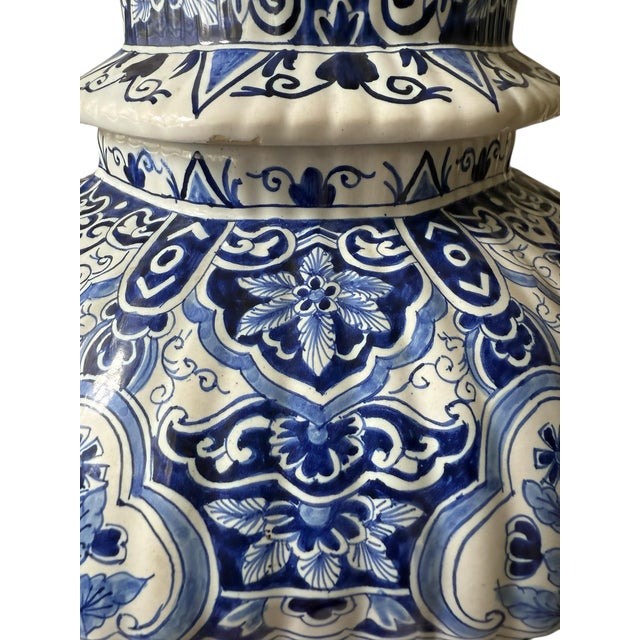 1940s Big Lidded Delft Jar With Lion Figural Lid. Bird and Floral Panels. Ribbed. For Sale In Tampa - Image 6 of 8
