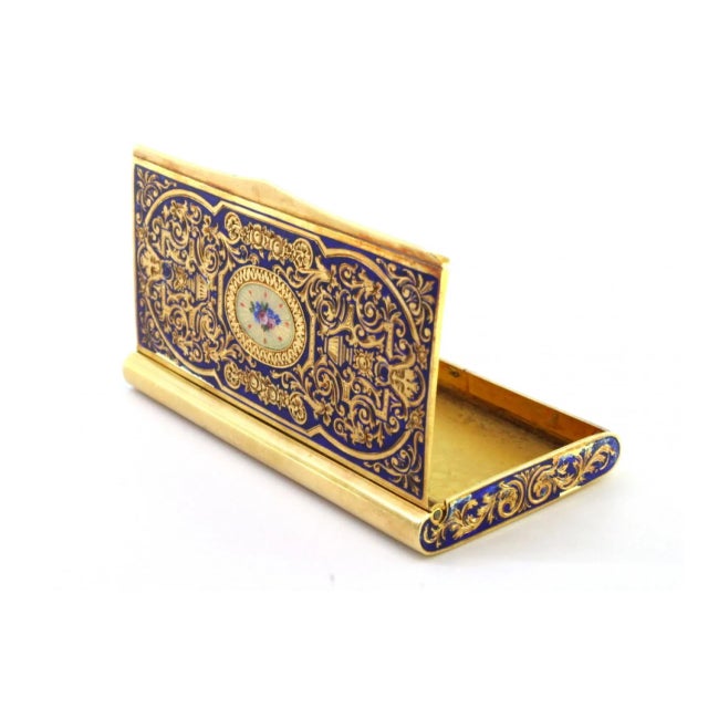 Snuff Box in Enamelled Gold with Engraved Geometric Figures, Floral Motifs and Hinged Lid For Sale - Image 4 of 11