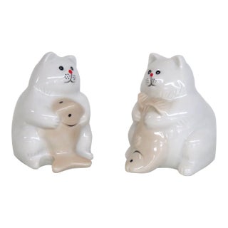 Mid 20th Century Ceramic Salt and Pepper Shakers White Cats Holding Beige Fish - a Pair For Sale