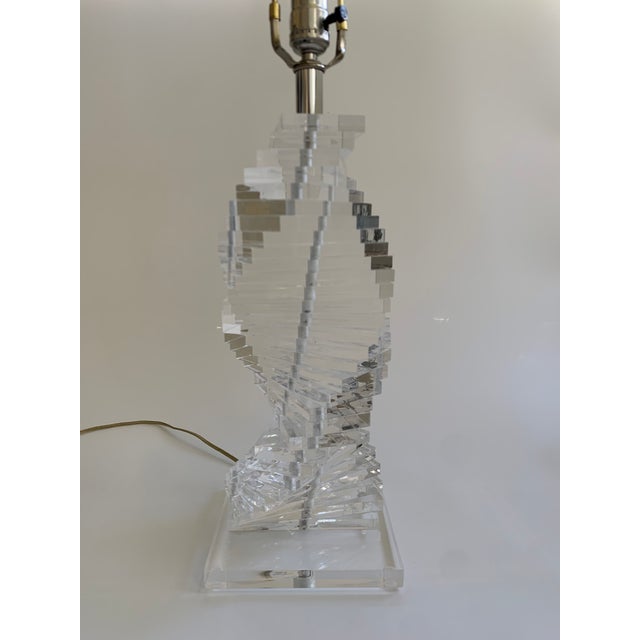 Vintage 1970s Stacked Lucite Helix Twist Spiral Table Lamp For Sale - Image 4 of 12