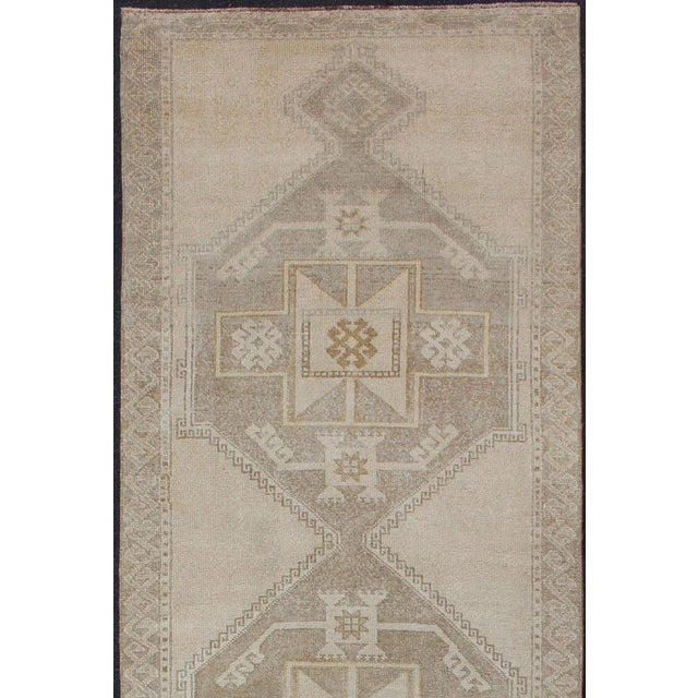 Stylized medallion Oushak carpet, rug tu-alk-4885, Keivan Woven Arts / country of origin / type: Turkey / Oushak, circa...