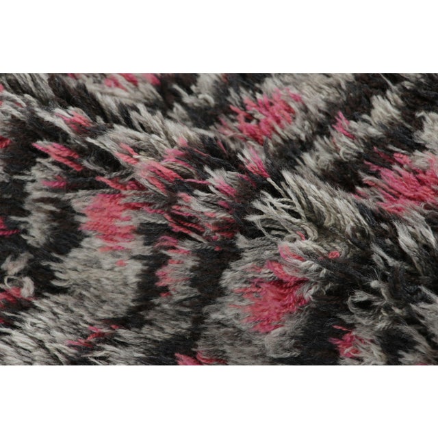 Vintage Swedish Rya Rug With Gray and Pink Geometric Pattern - Rug & Kilim For Sale In New York - Image 6 of 8