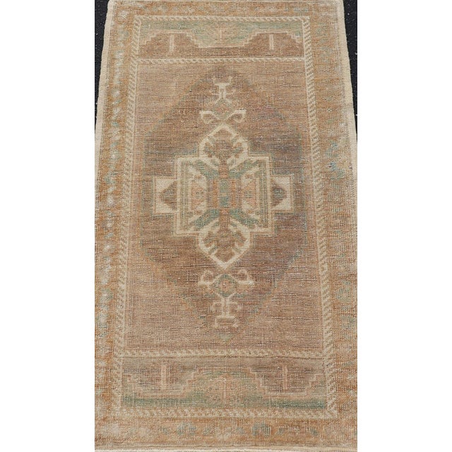 Vintage Turkish Oushak Rug with All-Over Sub-Geometric Medallion Design Keivan Woven Arts / rug EN-15911, country of...