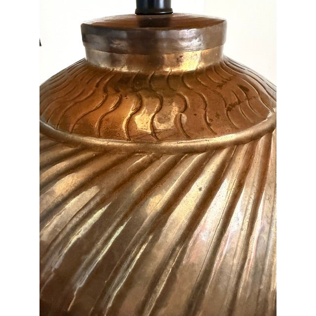 Mid-Century Modern Vintage Ribbed Brass Table Lamp – Hollywood Regency/ Mid-Century Modern For Sale - Image 3 of 3