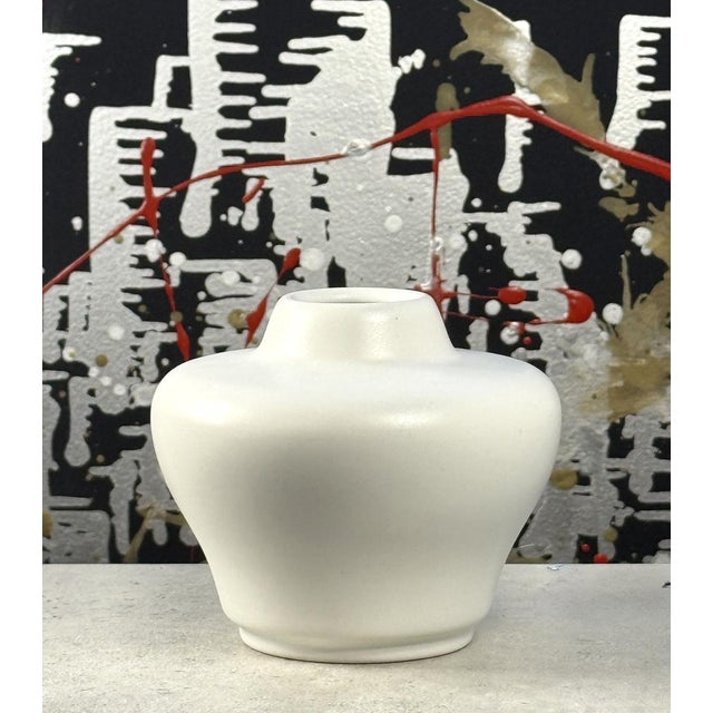 This ceramic vase was created in the 1960s based on a design by Jan Bontjes van Beek and produced by the Dr.-Ing. Alfred...