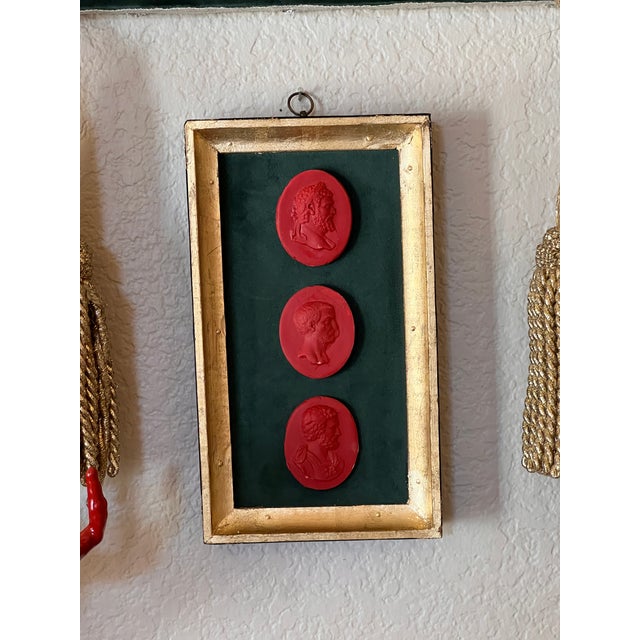 1970s Classical Georgian Inspired Red Cast Emperor Profile Set on the Green Velvet & Gilt Frame For Sale - Image 5 of 11