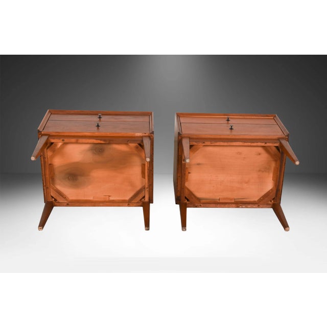 Wood 1970s Pair Mid-Century End Side Tables Nightstands American of Martinsville For Sale - Image 7 of 13