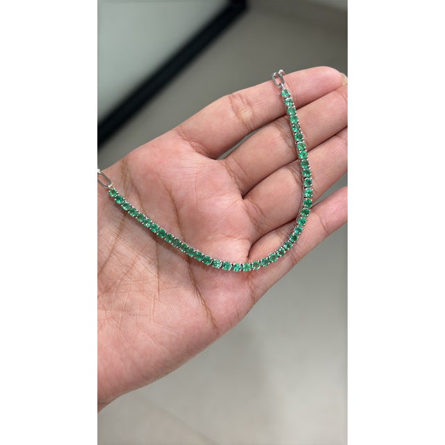 Modern 3.85ct Round Emerald Tennis Necklace With Paperclip Chain in 18k Gold For Sale In New York - Image 6 of 18