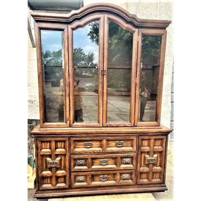 1960s Vintage Breakfront Holman Manufacturing Large Spanish Revival Oak Standing China Cabinet - 1960s For Sale - Image 5 of 9