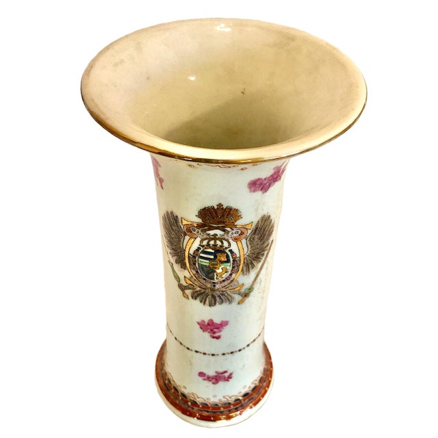 White Chinese-Export Style Armorial Porcelain Vase For Sale - Image 8 of 10