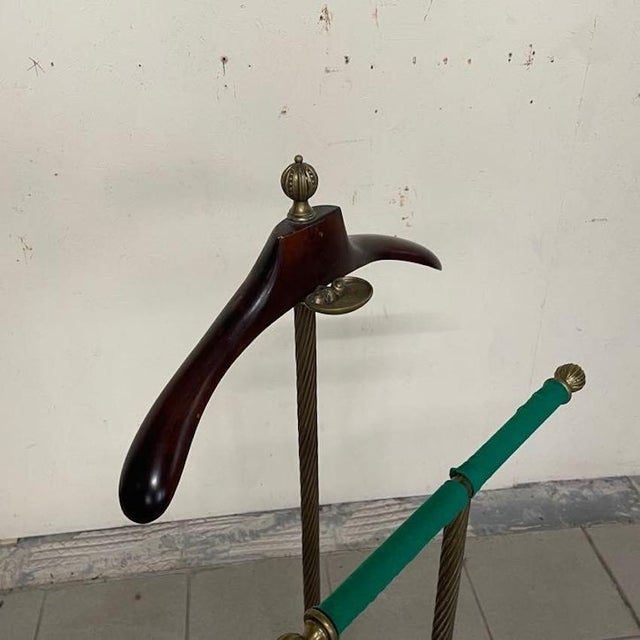 Brass and Wood Valet Stand attributed to Maison Jansen, 1950s For Sale - Image 9 of 9