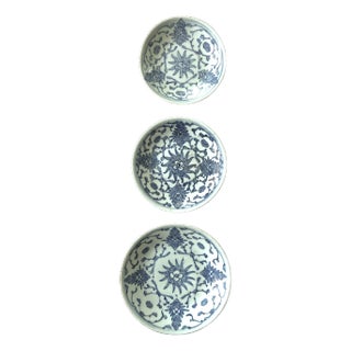 19th Century Daoguang Era Chinese Blue & White Floral Porcelain Plates - Set of 3 For Sale