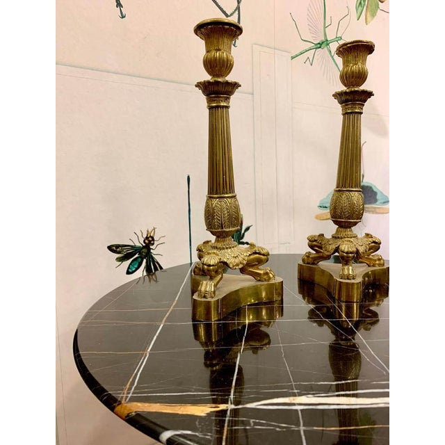 elegant coffee table from natuzzi model estro e028. It has a simple design, a circular marble top and a metal structure...