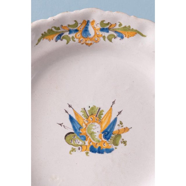 Rococo Faience Flag Plates from Moustiers, 1750s, Set of 2 For Sale - Image 4 of 11