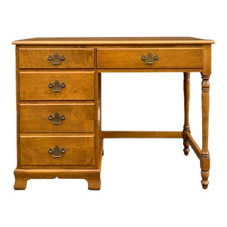 Vintage Ethan Allen Heirloom Nutmeg Maple 4 Drawer Single Pedestal Writing Desk (10-9521) For Sale