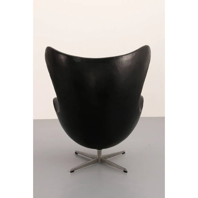 The Egg Chair – Arne Jacobsen, Denmark, 1960 – Black Leather by Fritz Hansen For Sale - Image 4 of 9